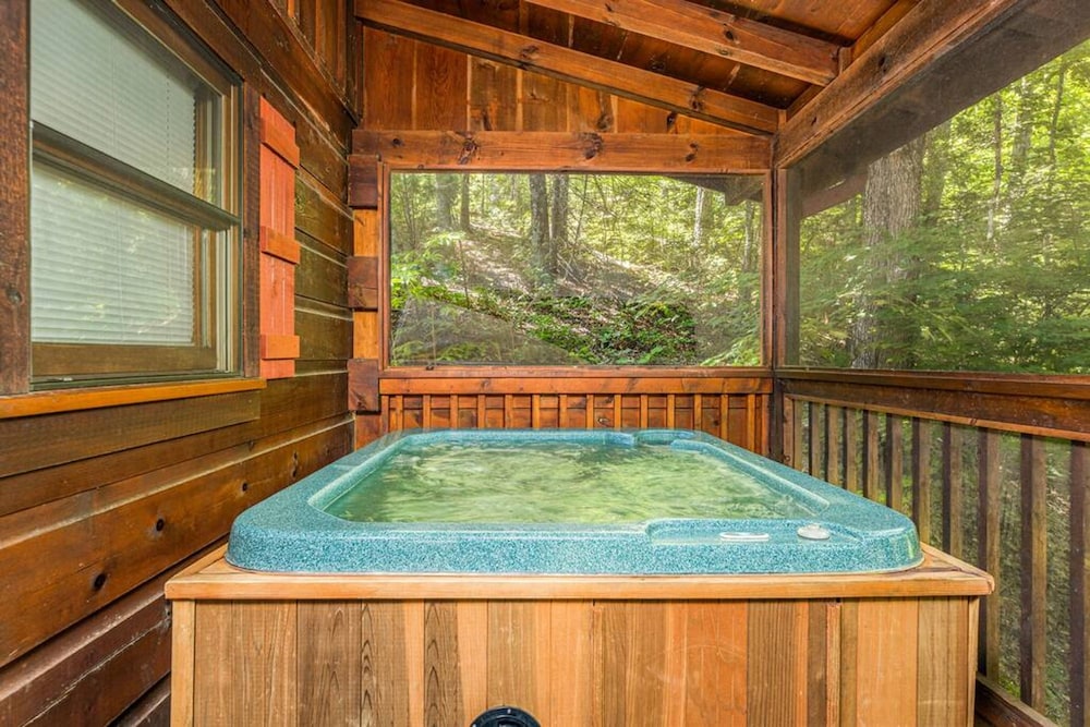 Secluded 3BR Cabin w Hot Tub Dog Friendly Sleeps12