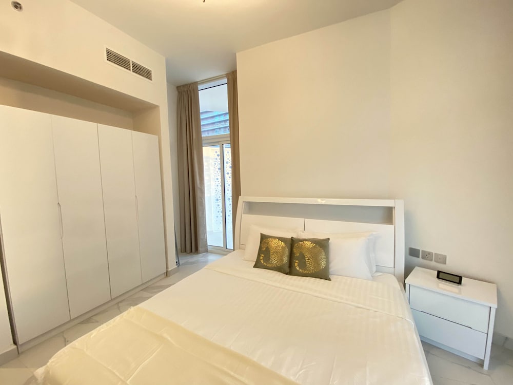 Lux BnB 2BD Canal Views Business Bay
