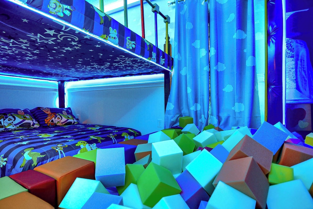 Epic 10br Solara Retreat, Themed Fun & Pool