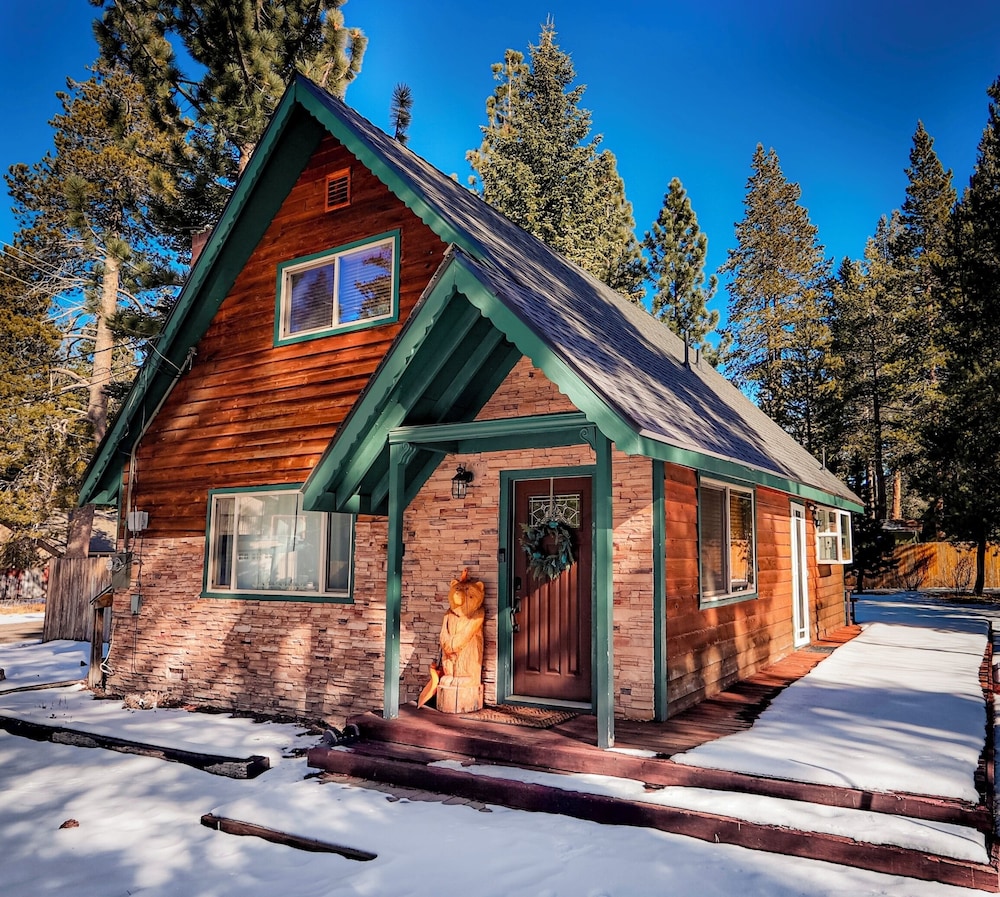 Charming Cherokee Cabin Secluded Stay for 6 Just 10 Minutes to Tahoe!