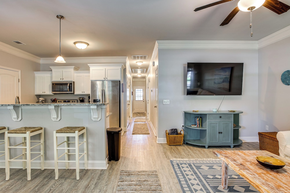 1 Mi to Riverfront: Darien Family Home