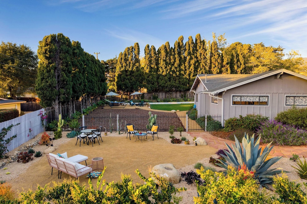 Hummingbird Haven by Avantstay Dog-friendly, Near the Beach, Huge Yard+hot Tub