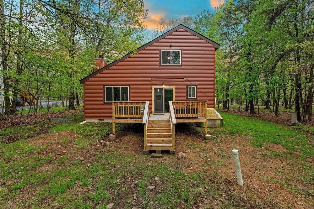 The Tranquil Trails by Avantstay Lake Access, Deck, Fireplace view 3