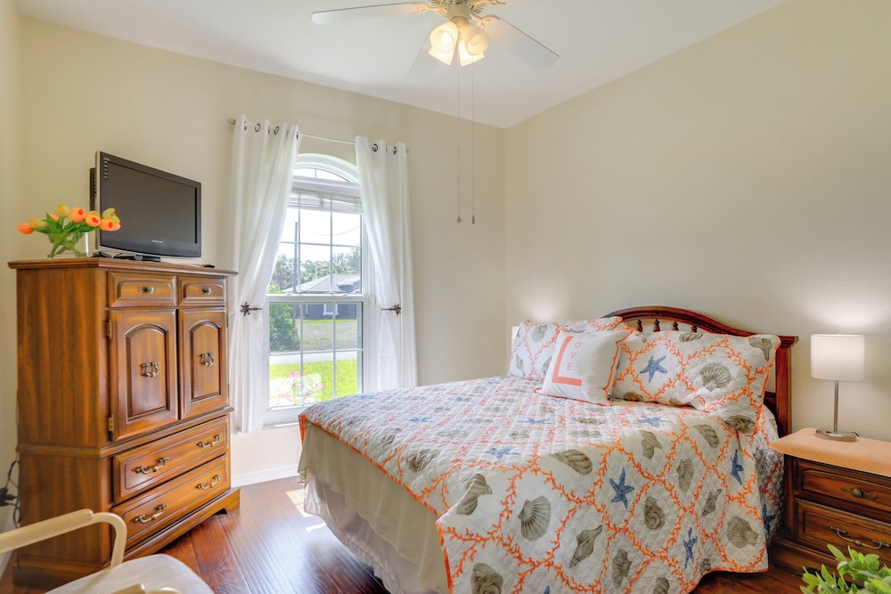Screened Patio & Canal Views: Home in North Port!