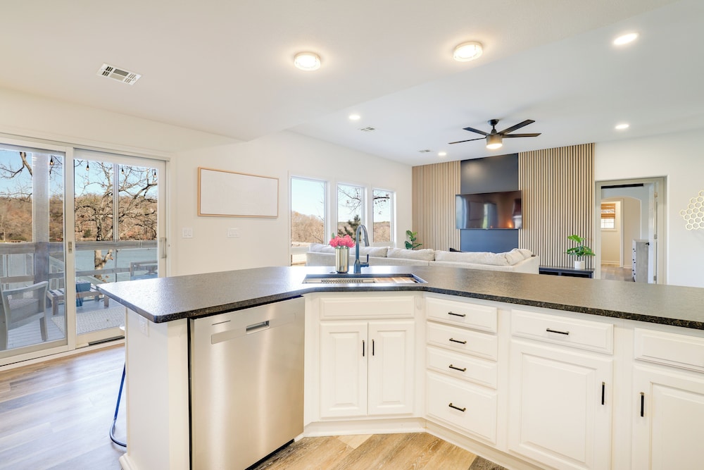 Lakefront Retreat w/ Game Room in Bella Vista!