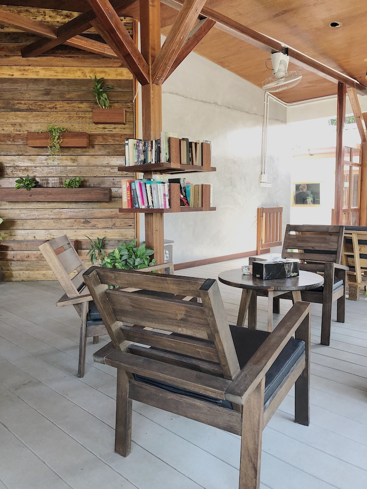 The Reef Hotel & Studios
