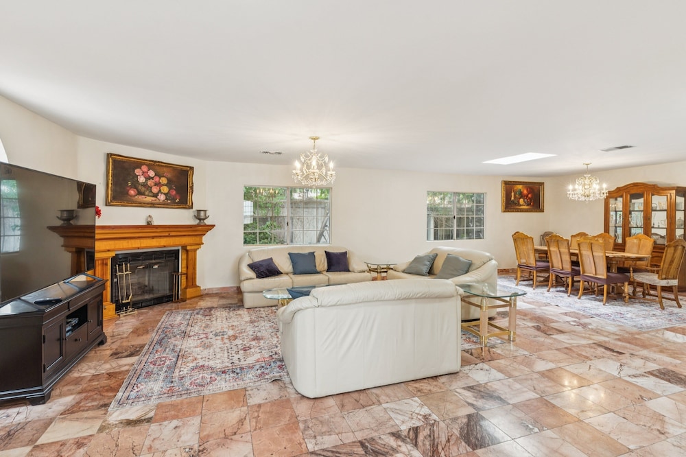 Russell House Near Hollywood & Griffith Park 3 Bedroom Home