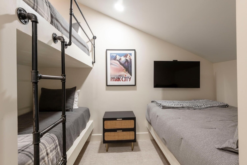 Stylish 4BR Canyons Village-Walk to Cabriolet-Hidden Creek 37D