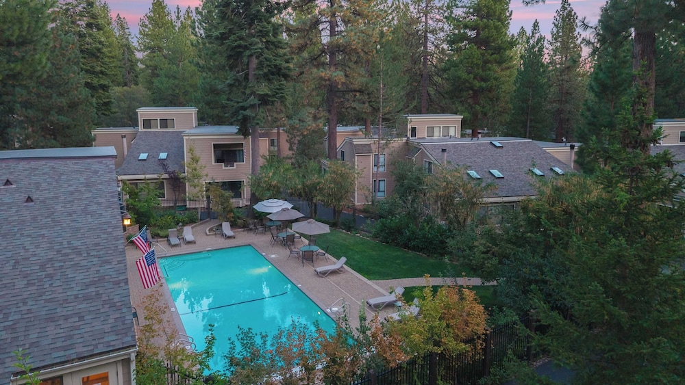 Near Ski, Beach, & Hiking Trails + Clubhouse Pool & Hot Tub Access Juanita Blue by Avantstay