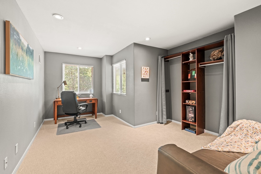 Mountain View Family Retreat w Game Room Scenic Decks