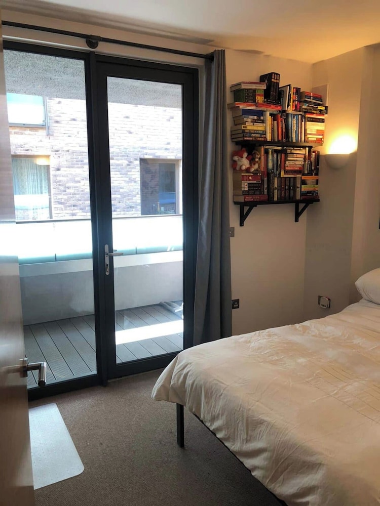 Sleek 1BD Flat W/private Balcony - Denmark Hill!