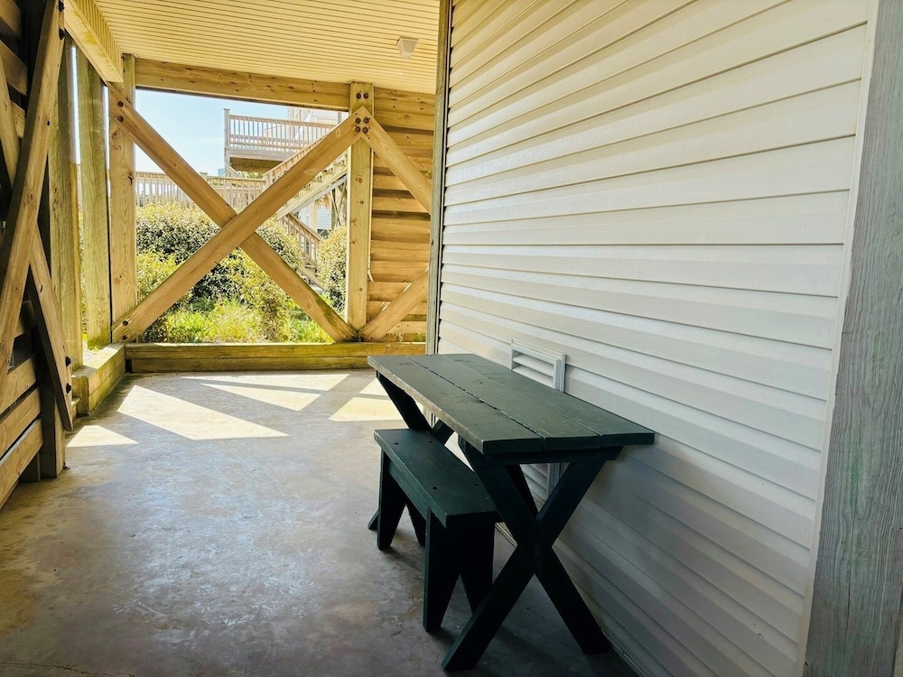 Great Place 5 Bedroom Home by RedAwning