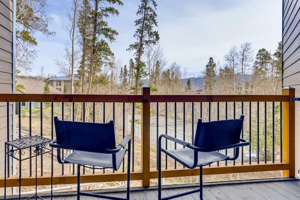 F201 Treehouse 2 Bedroom Condo by RedAwning view 5