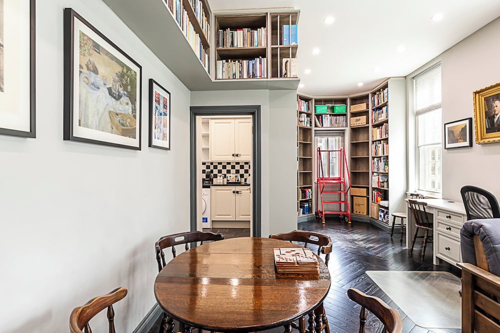 Book Lovers West End Home