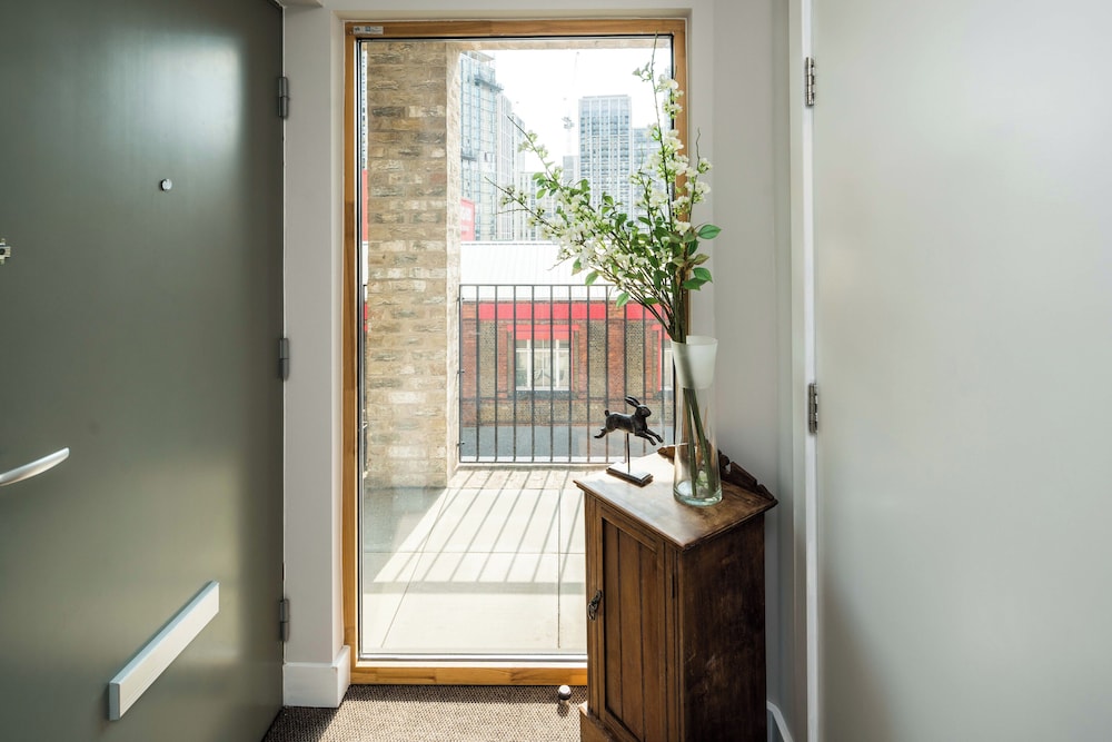 Shiny & Comfy stay with Underground links nearby!