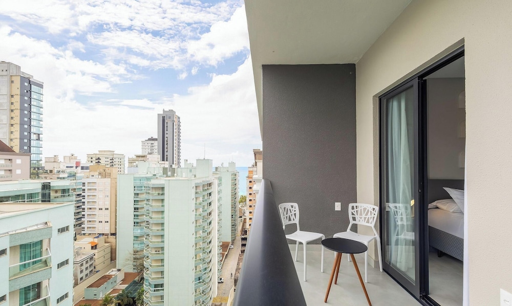 Your Exclusive Stay Just Steps From the sea in Meia Praia - FFS II