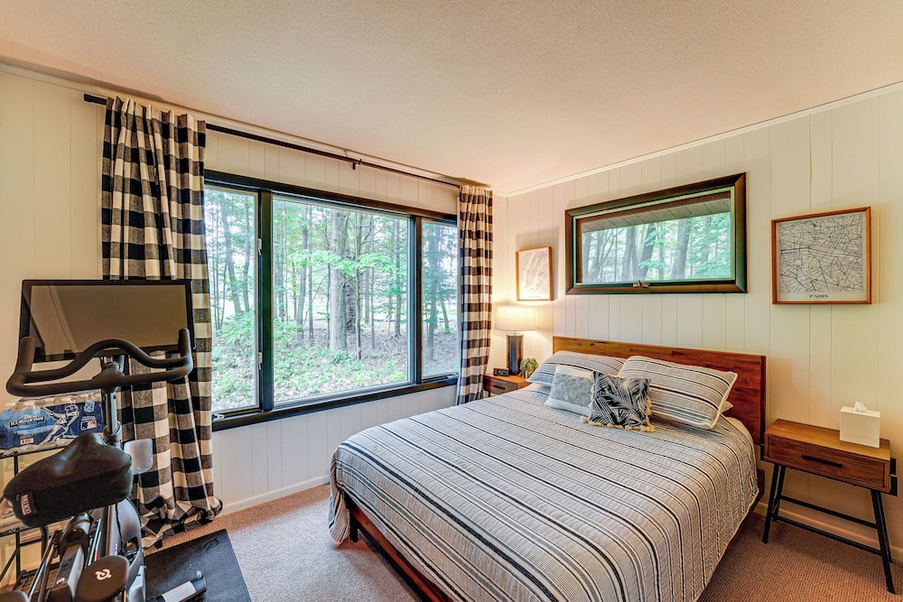 < 1 Mi to Lake Michigan: Peaceful Cabin w/ Yard!