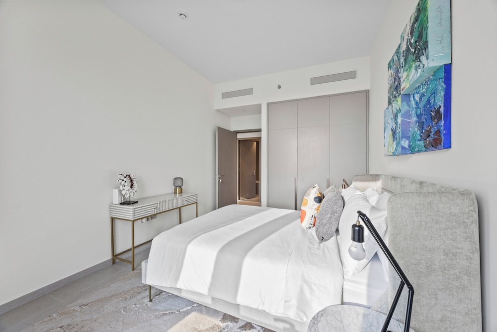 Luxury City Stay Near Mall and Pool