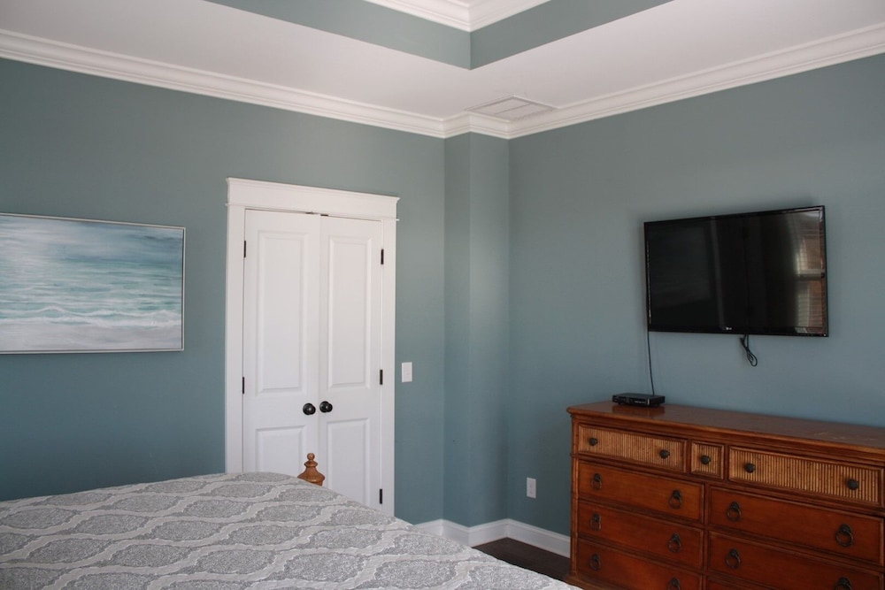 Beach Crew 4 Bedroom Home by RedAwning