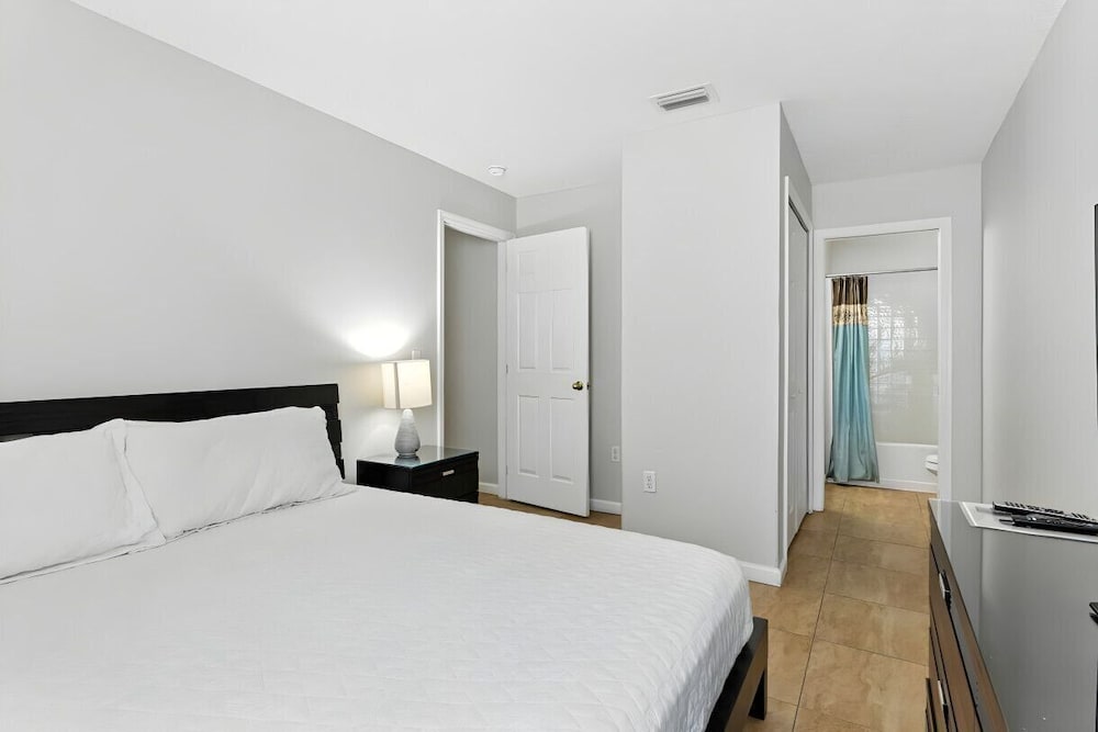 Cozy 4BR Villa w/ Priv Pool Lake Berkley Resort