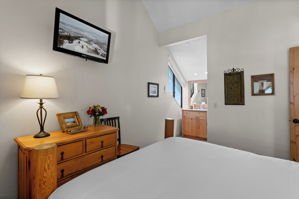 Queen Esther at Deer Valley Resort - Four Bedroom Condo with Hot Tub #2447 4 Condo