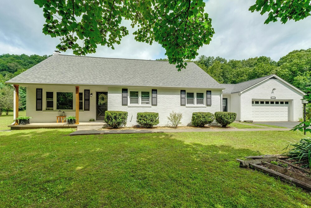 Alleghany Mountain Cottage w/ Porch & Backyard