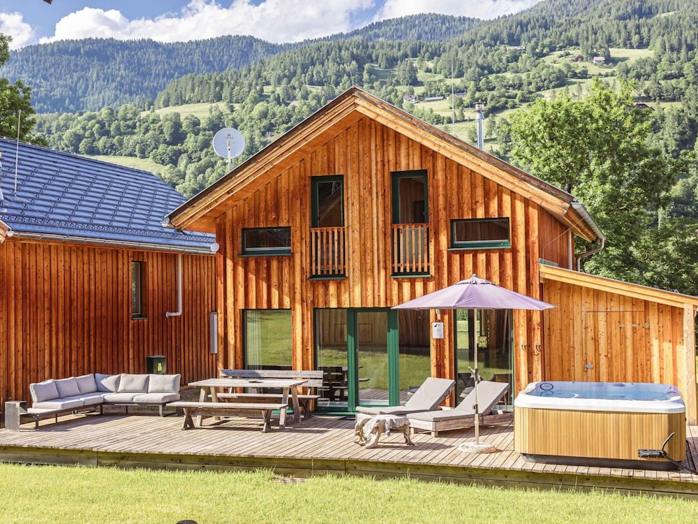 Spacious Chalet With hot tub
