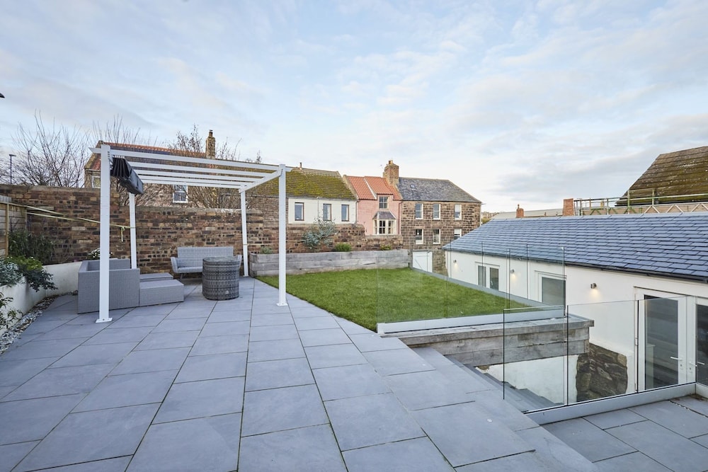 Host Stay Harrow Bothy