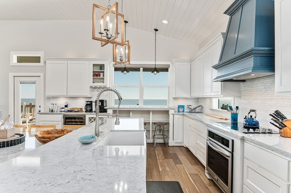 Deja Blue 5 Bedroom Home by RedAwning