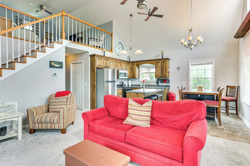 Tennessee River Retreat: Multi-level Deck & Views