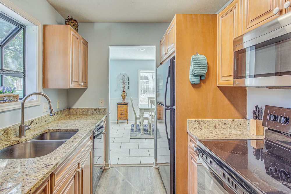 < 1 Mi to Ocean: North Myrtle Beach Home w/ Grill!