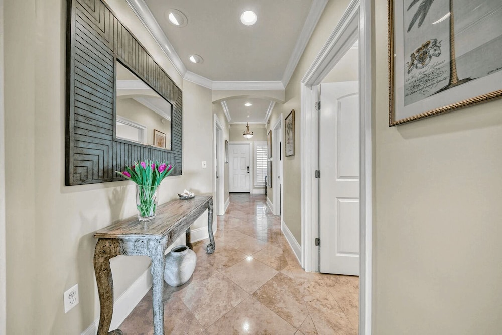 Salt Water Express by Avantstay Top Floor, Corner Unit Adagio