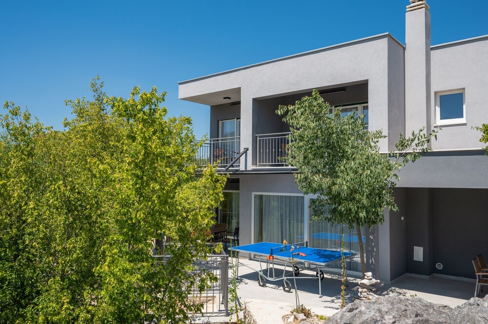 Villa River Rose with pool and jacuzzi, near the river beach