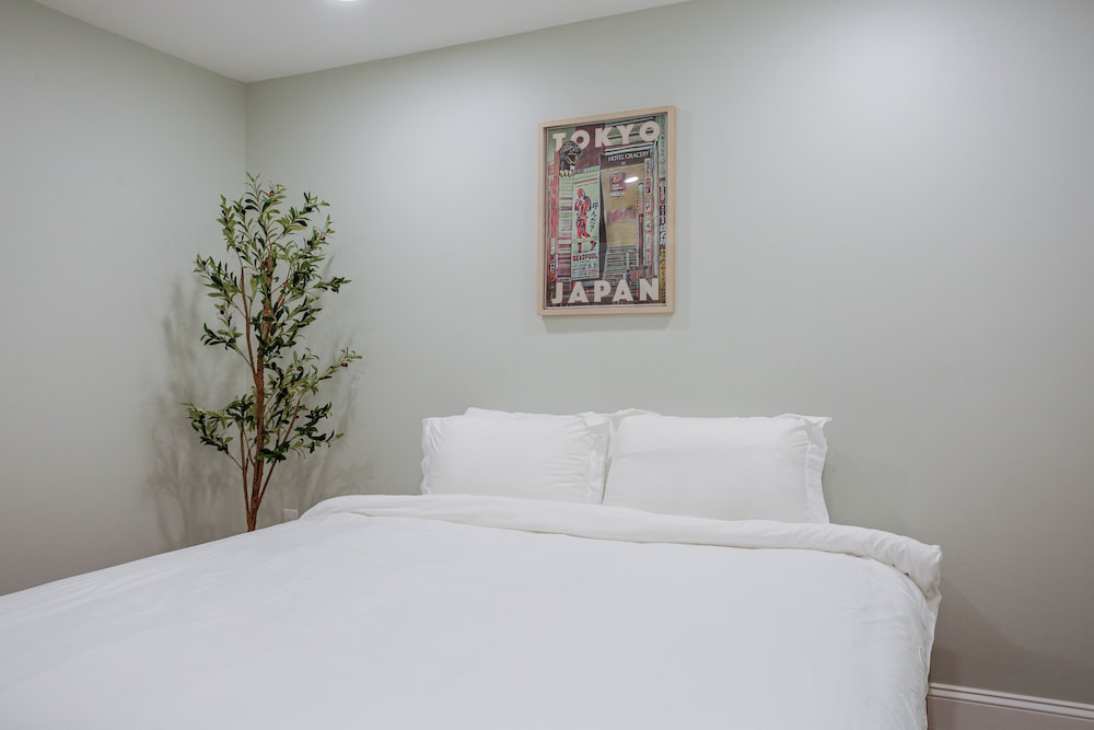 Stylish Minimalist Stay in City Center