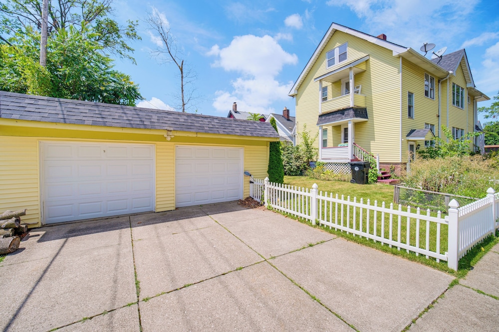 2 Mi to Zoo: Charming Apt w/ Balcony in Cleveland