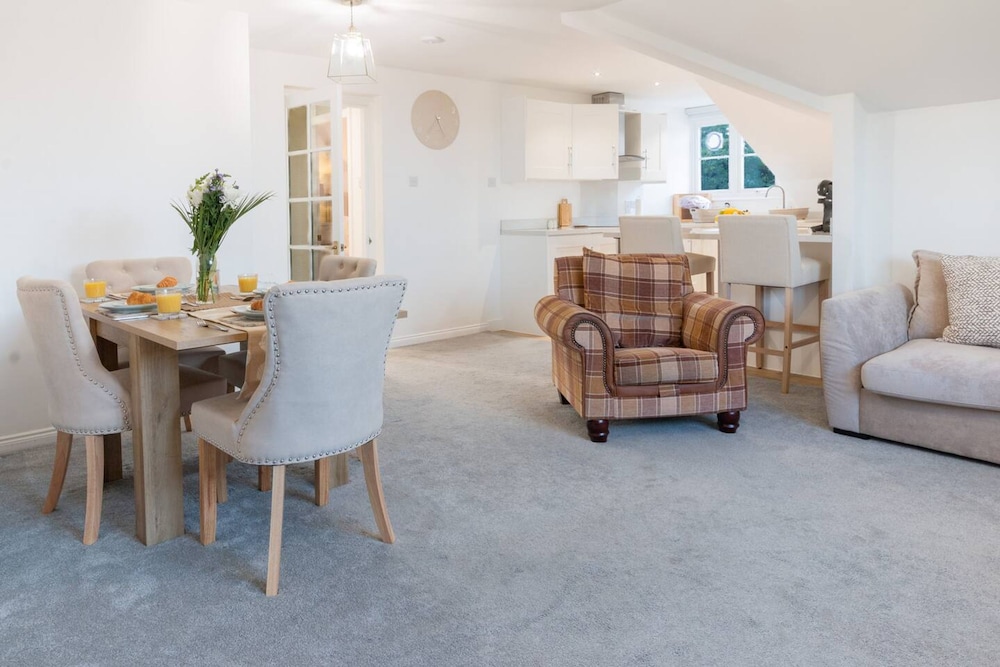 Elegant 2BR Broadstairs Coastal Escape by Adliv