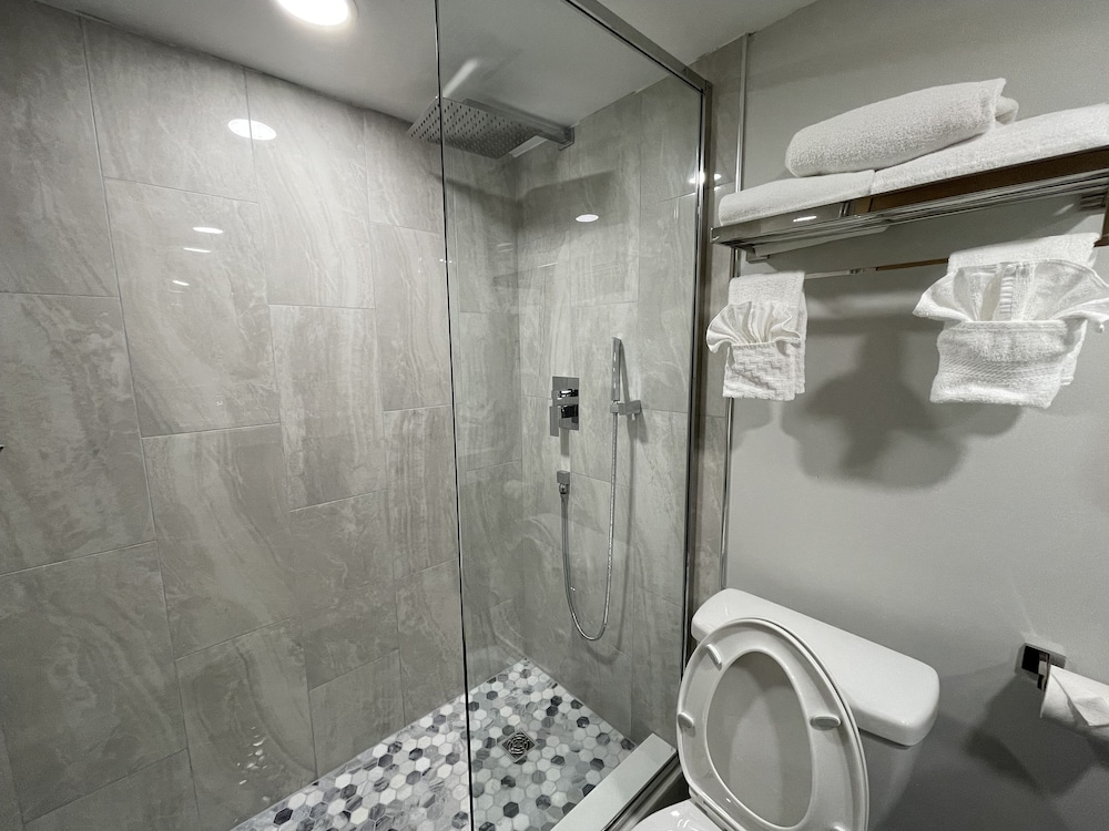 Bloomington Vacations - The Chateau Hotel and Conference Center - Property Image 62