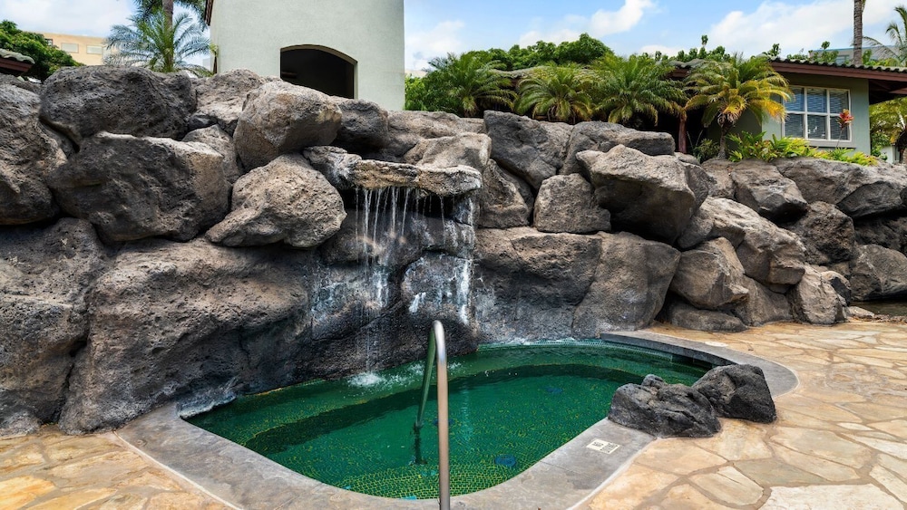 Tropical Escape w/ Lanai, BBQ & Resort Amenities - Vrkcv