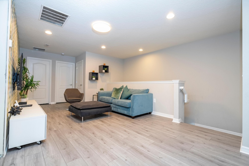 8822 GC - Fabulous 5BR Townhome: Pet Friendly