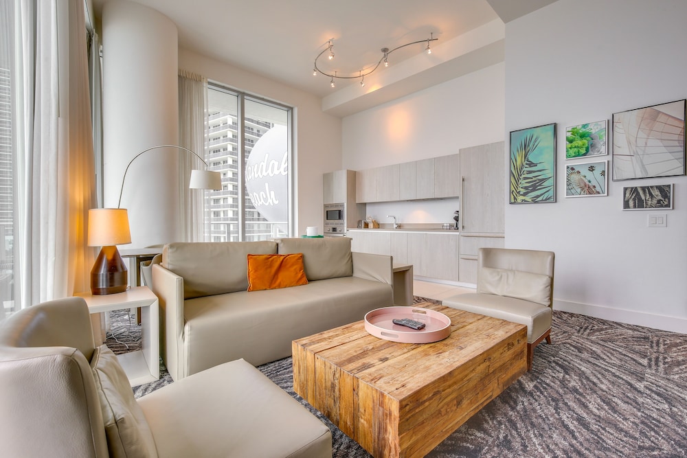 Steps to Sand: Ocean-view Condo in Hollywood