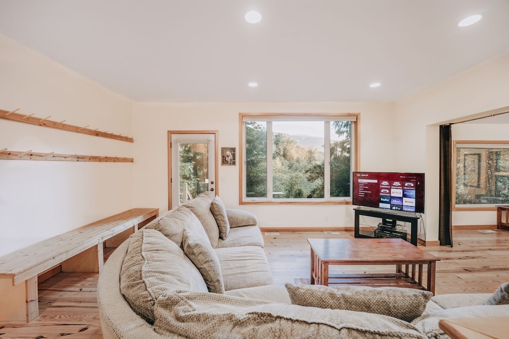 70mbr- Hot Tub - Bbq - Wi-fi - Pets Ok - Sleeps 8 3 Bedroom Home by RedAwning
