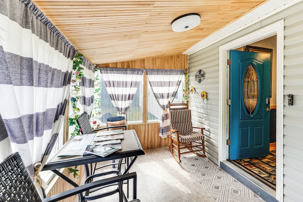 Family-friendly Home w/ Furnish Patio in Crystal!
