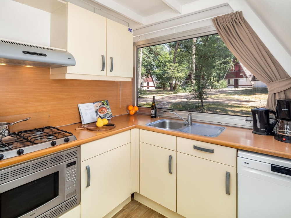 Bungalow in Bospark 't Wolfsven Near Nature view 4