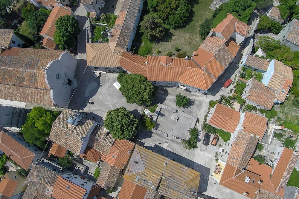 Lovely 15th Century Apartment in Osor view 4
