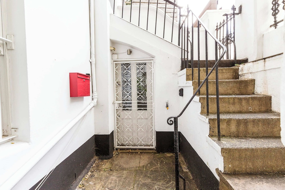 Elegant Two Bedroom Flat in Redcliffe Gardens