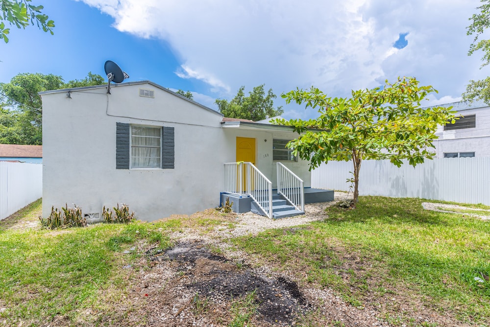 Upper Design District 3BD Home w/Jacuzzi and Backyard
