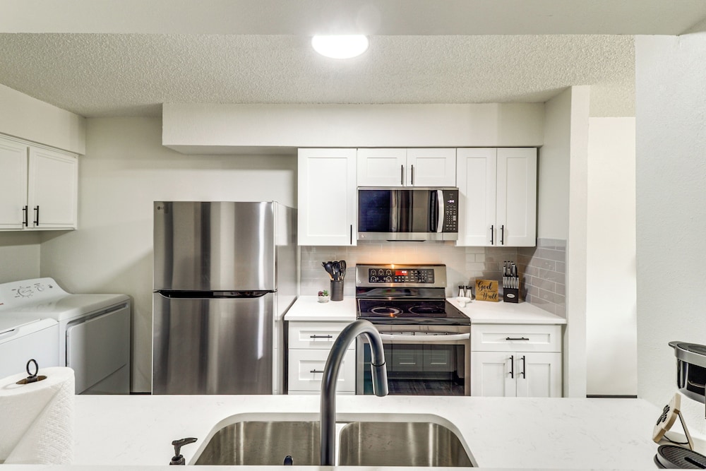 5 Mi to At&t Stadium: Townhome w/ Community Pools!