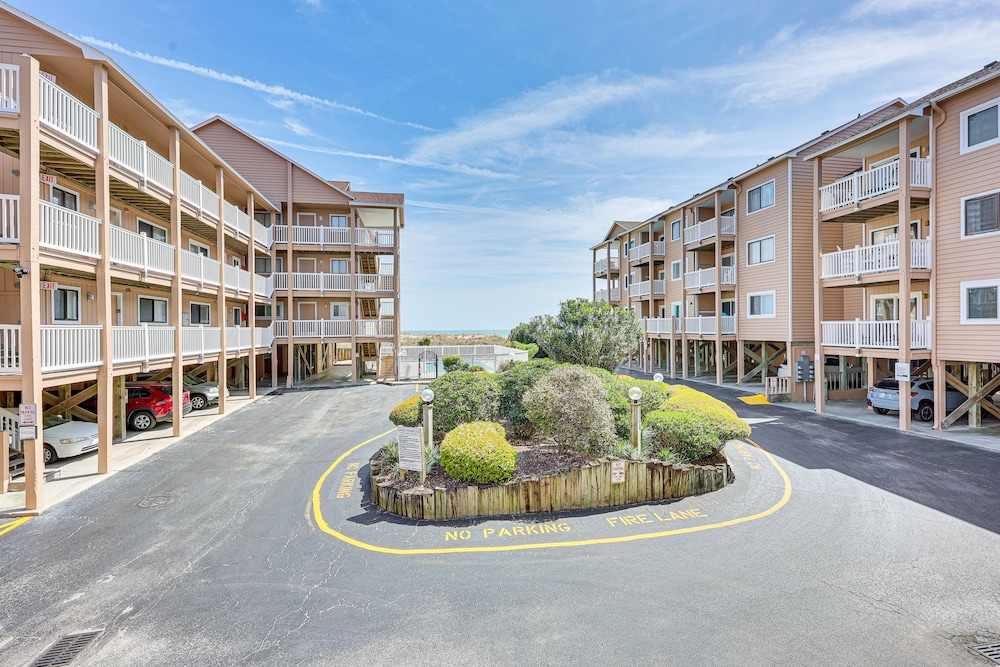 Carolina Beach Condo w/ Balcony & Ocean Access! view 4