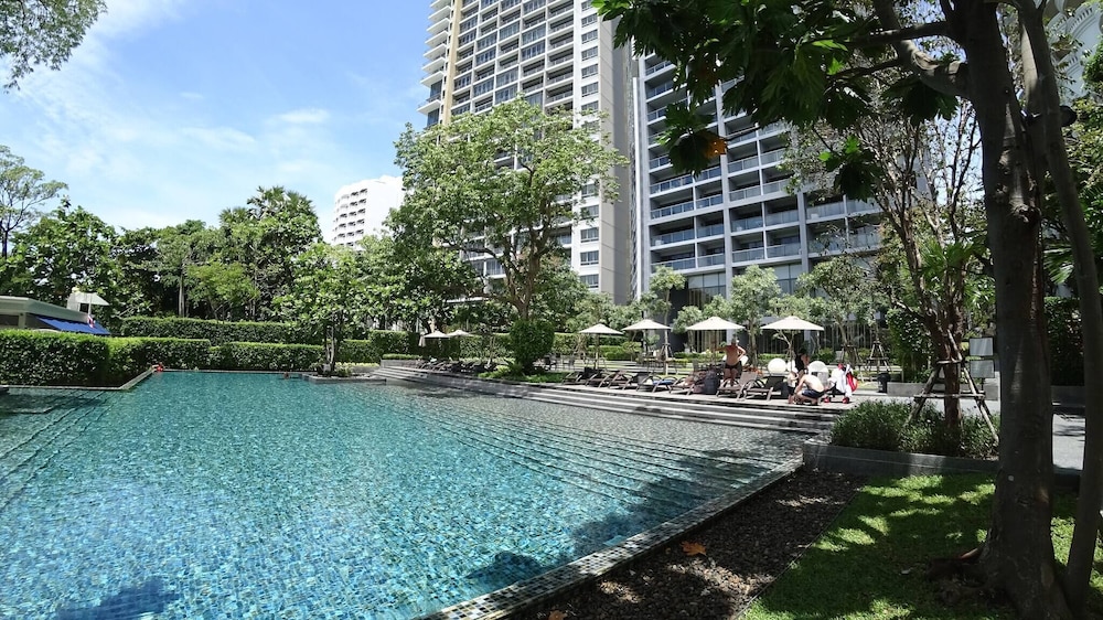 Luxury Large One Bedroom Seaview Serviced Apartment at Wongamat, Pattaya