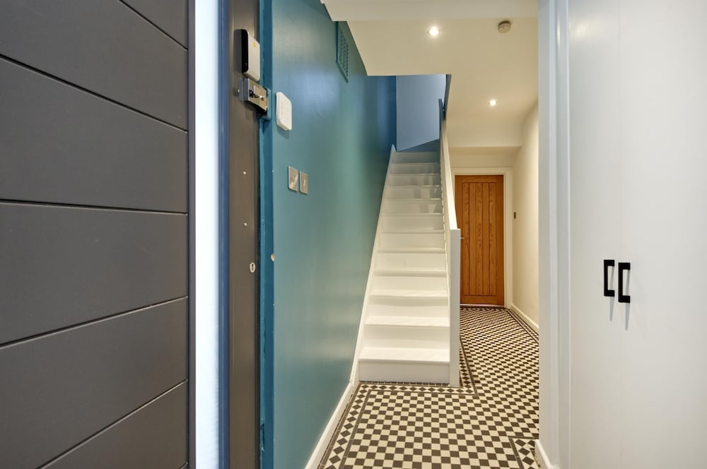 Beautiful Battersea Garden Flat by Underthedoormat